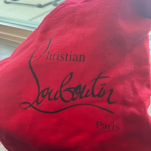 CHRISTIAN LOUBOUTIN
Manola Metallic Sandals size 42 - Picture 8 of 16